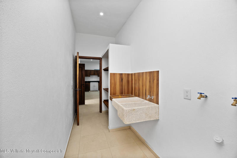 20250903222542240140000000 o