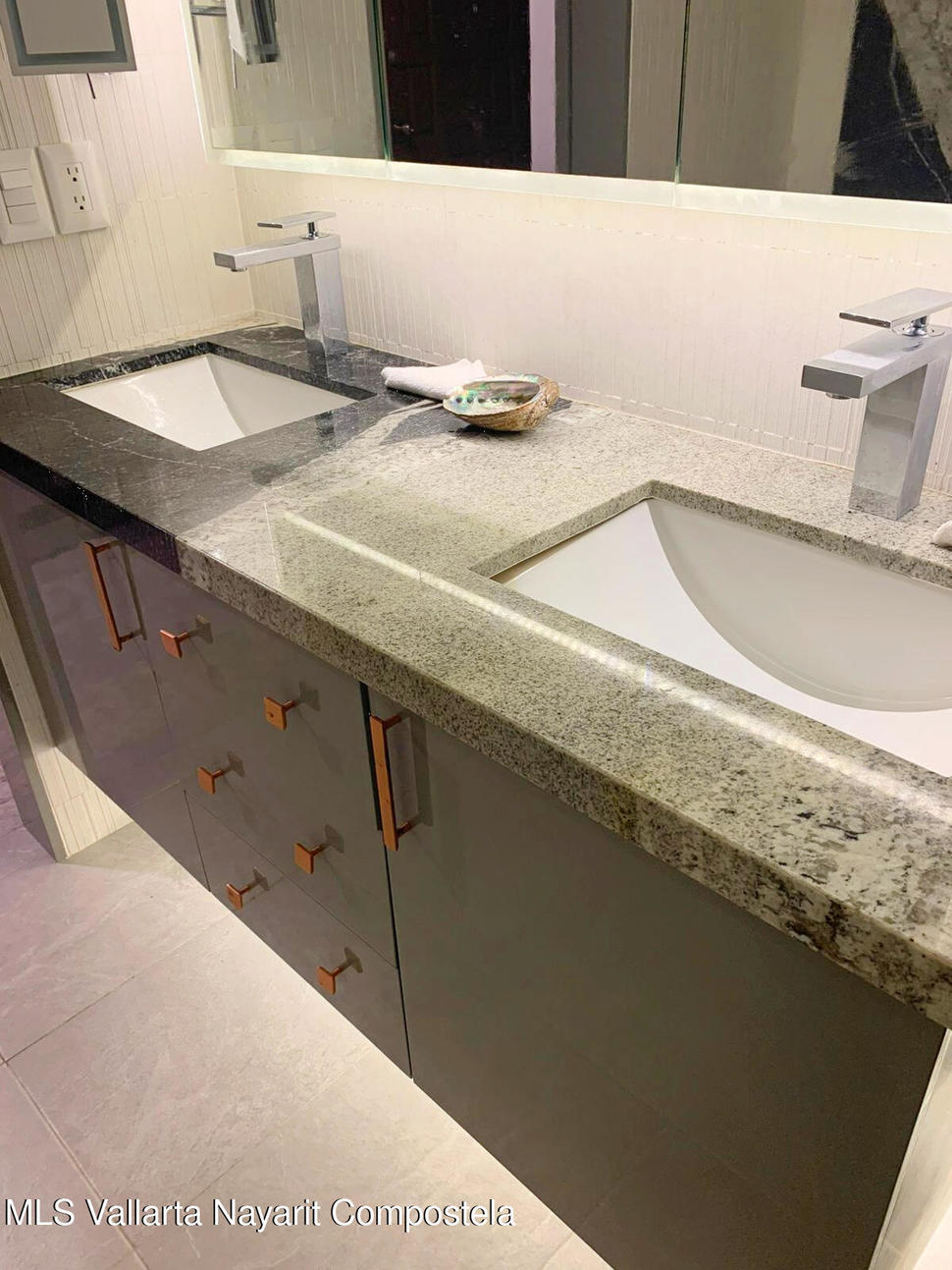 20251021215225897367000000 o