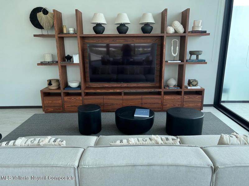 20251020233329130526000000 o