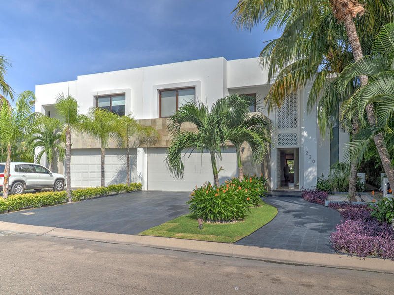 Casa Tucanes 220 220